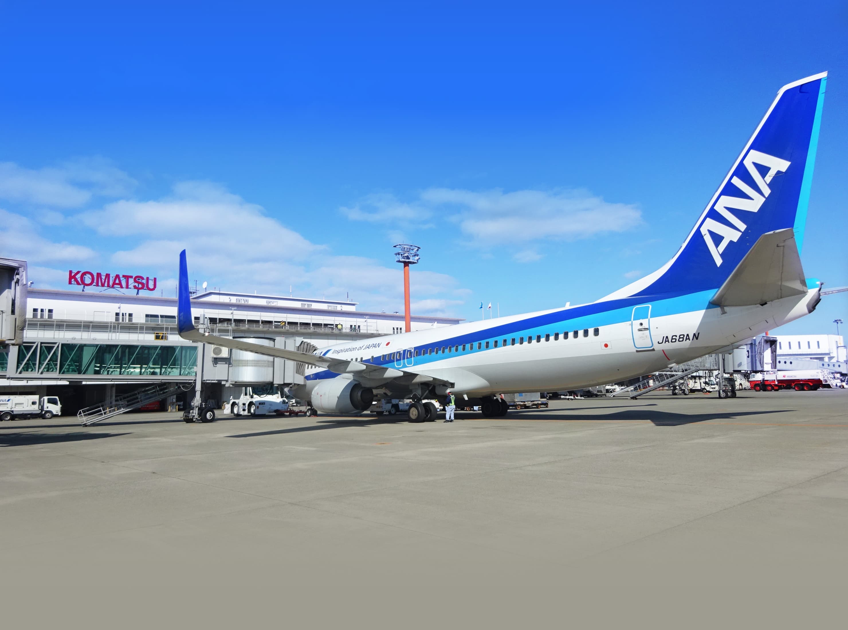 青空のもと、小松空港の駐機スポットで働く航空事業の仕事風景