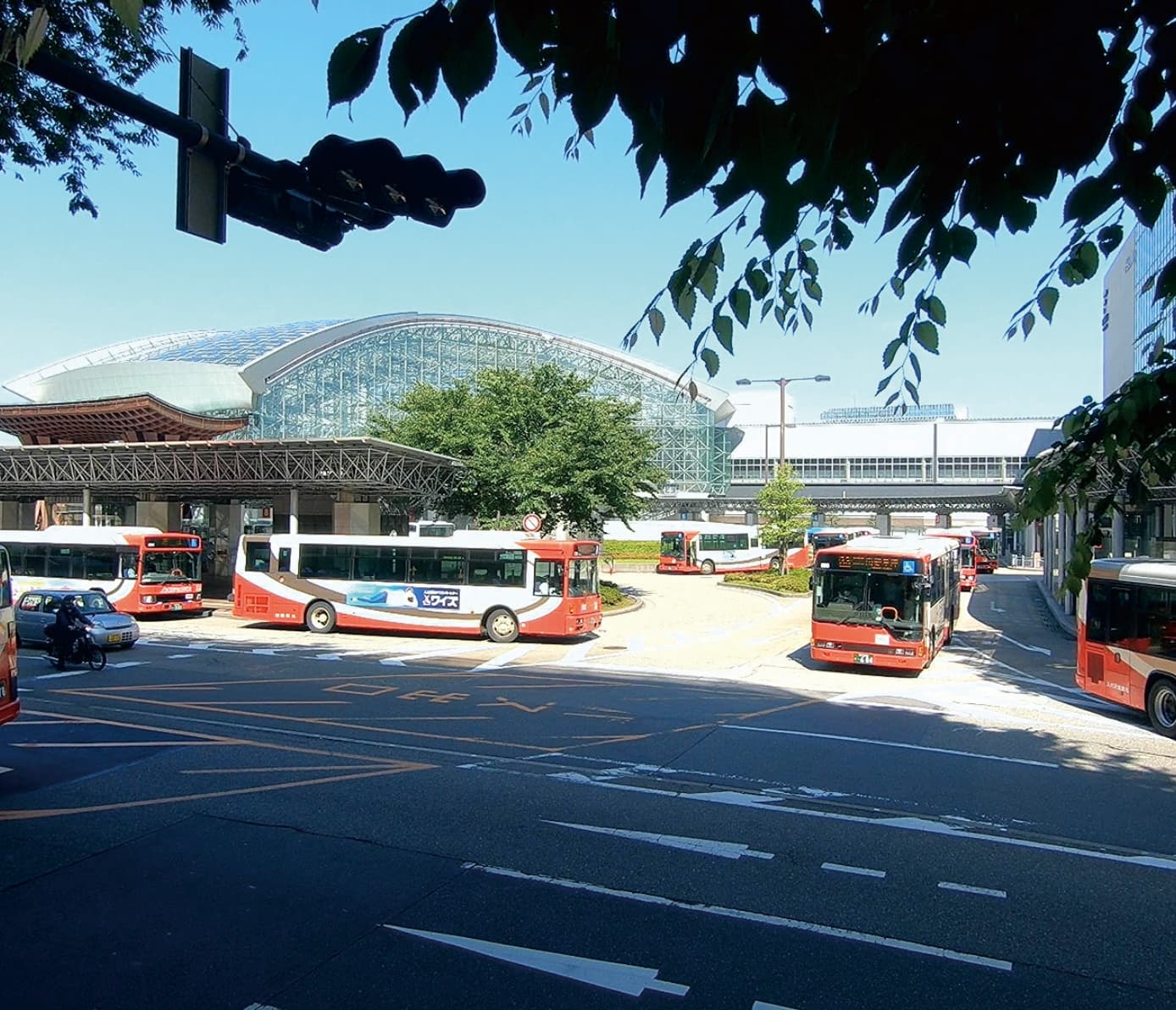 交通広告を掲示するバスの発着地となる駅前の様子