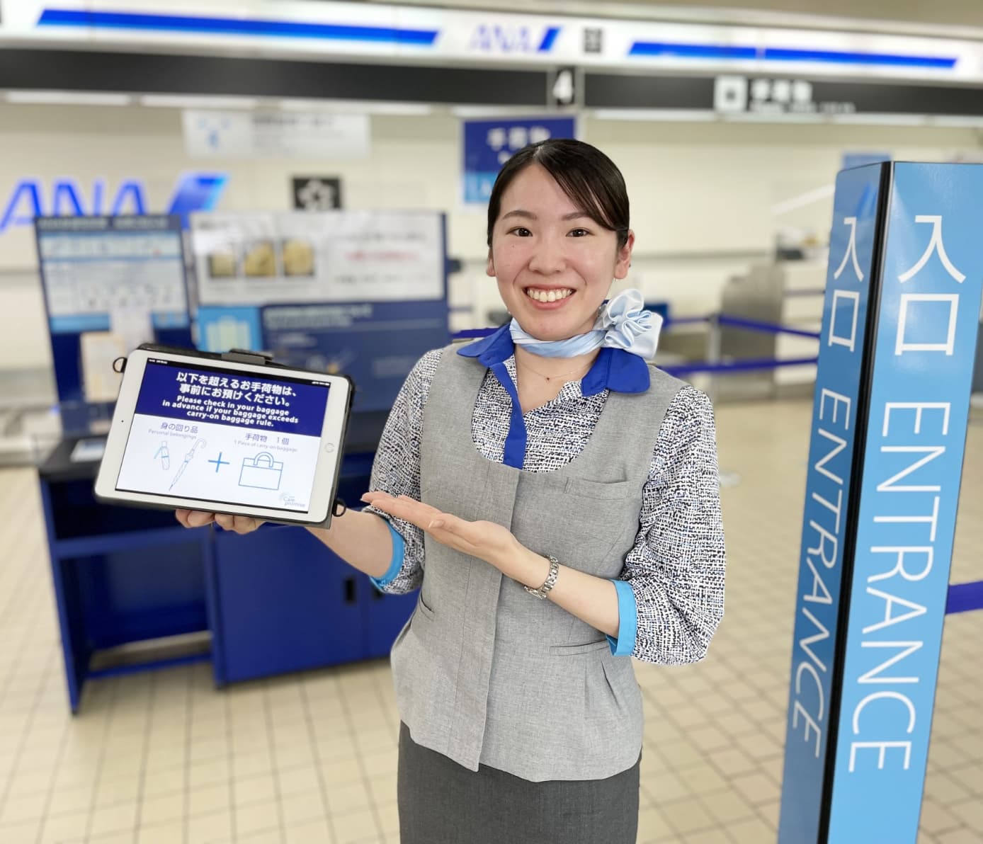 小松空港を案内する旅客スタッフの写真