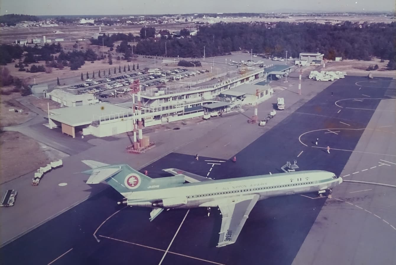 昭和50年代の小松空港、駐機場には日本ヘリコプター輸送（現・全日空輸）の航空機が停まっている