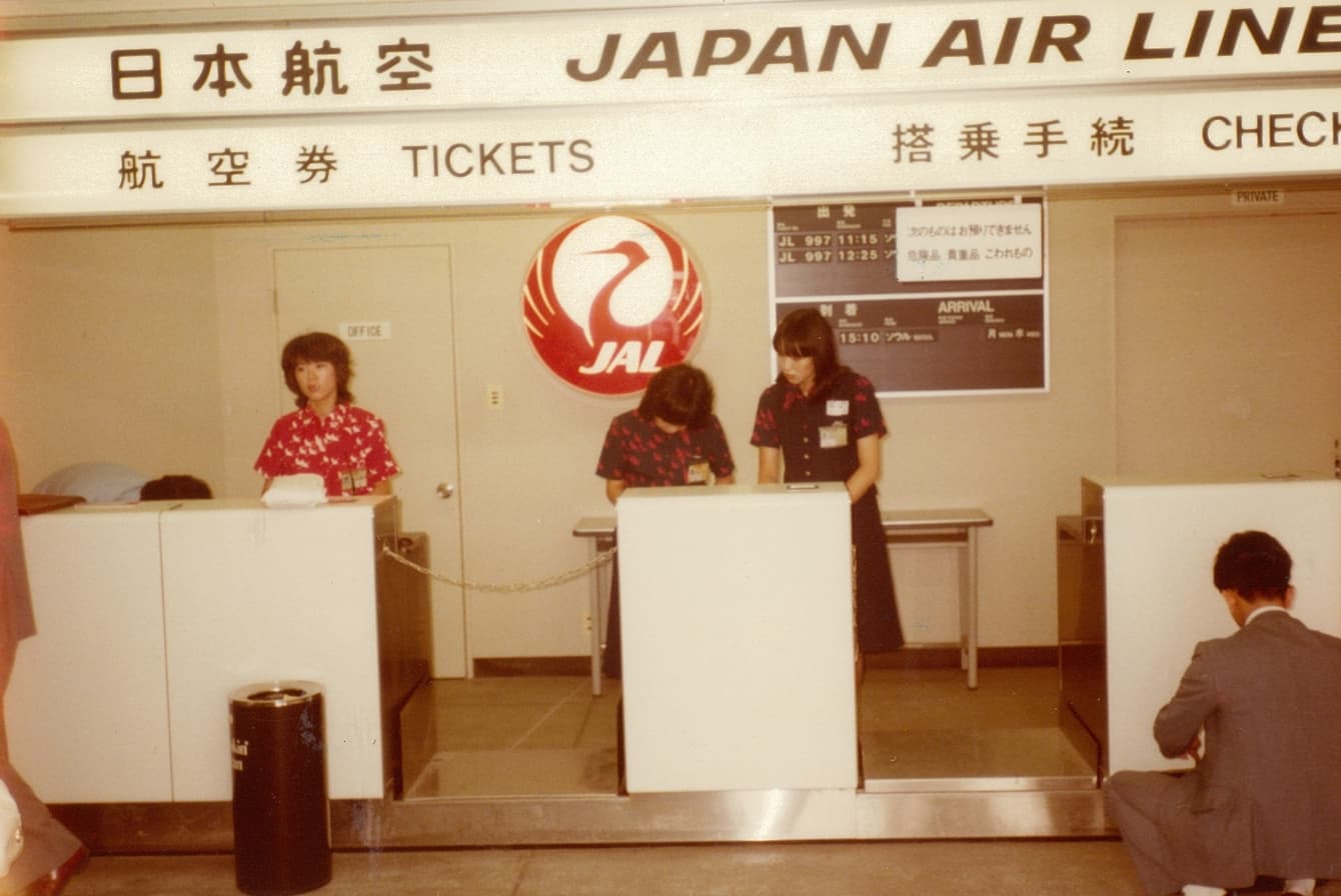 小松空港の日本航空カウンターで働く北鉄航空の旅客スタッフたち