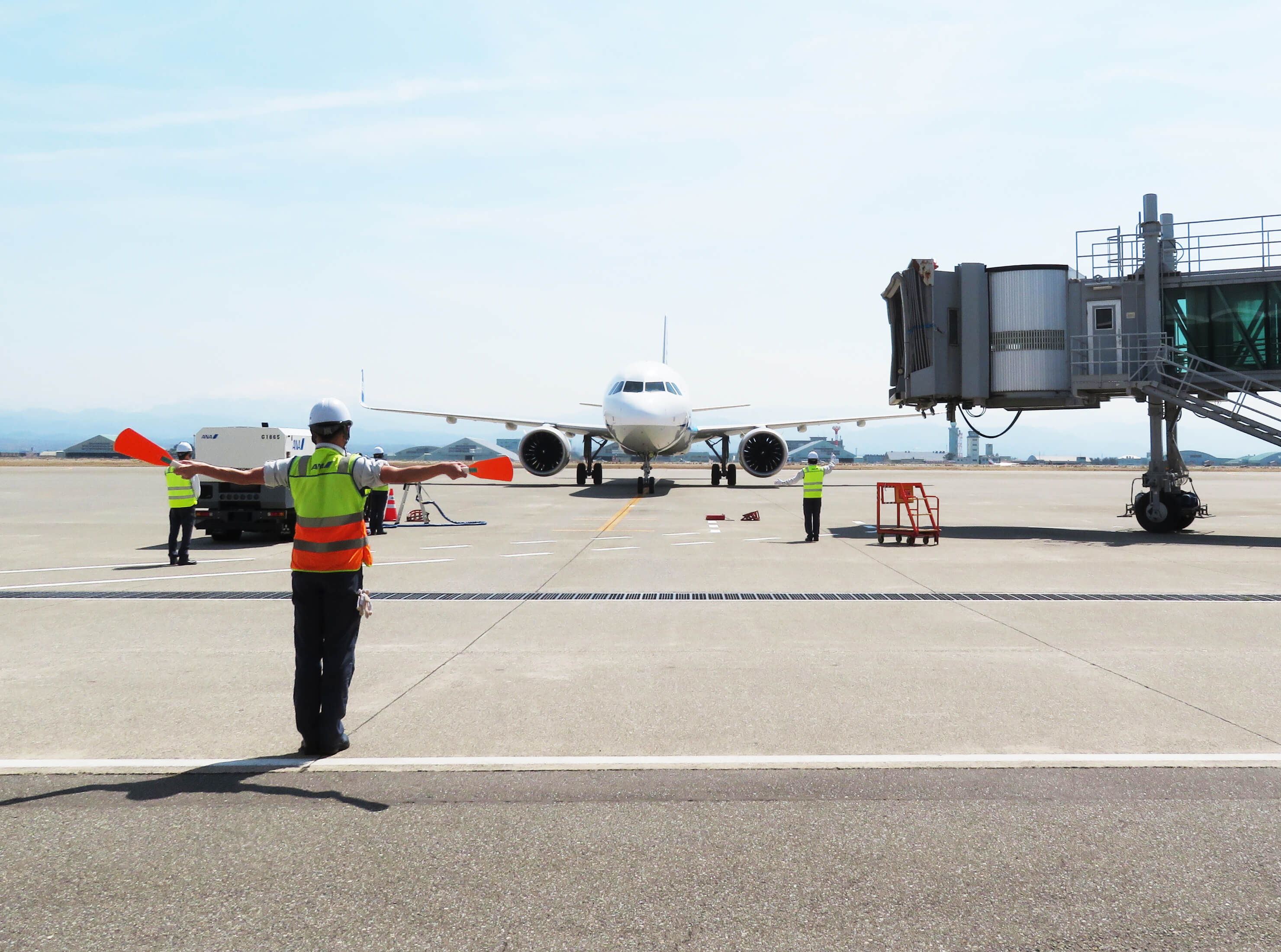 小松空港にて、航空機を誘導する北鉄航空のスタッフ