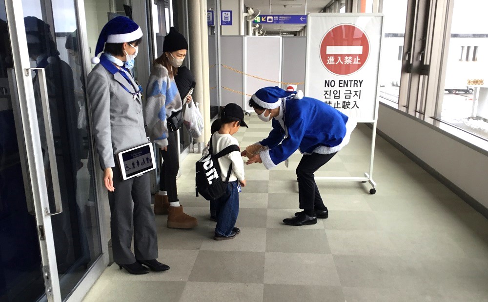 小松空港でＡＮＡと共同クリスマスイベント開催