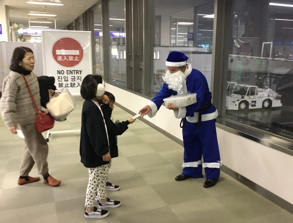 小松空港でＡＮＡと共同クリスマスイベント開催