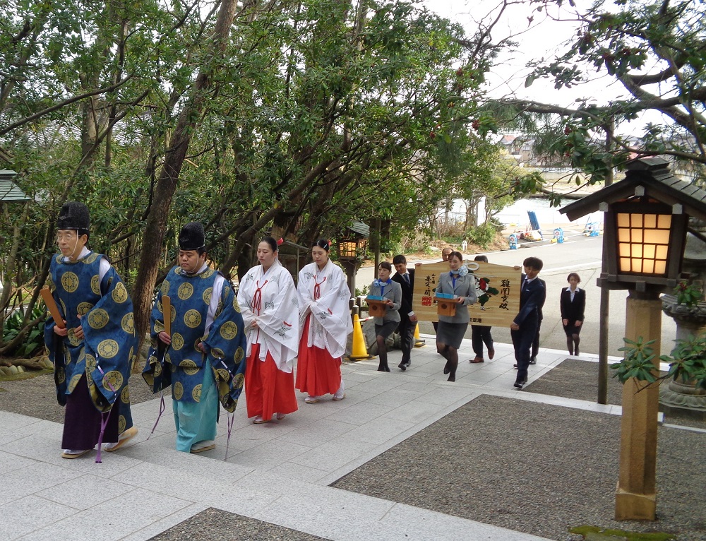 難関突破の特大絵馬を安宅住吉神社へ奉納