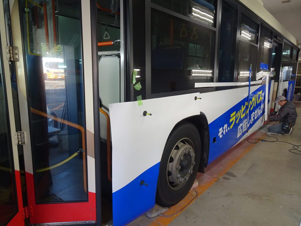 北陸鉄道広告会ラッピングバスが完成